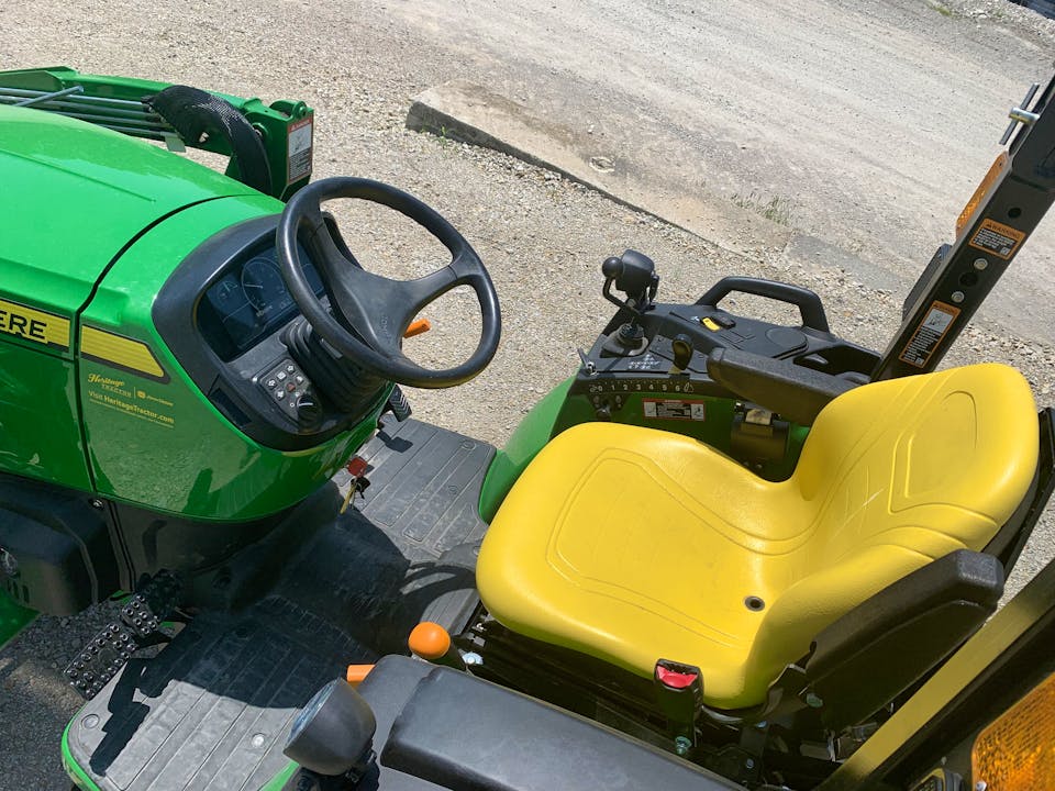 John Deere 2032R – 2022