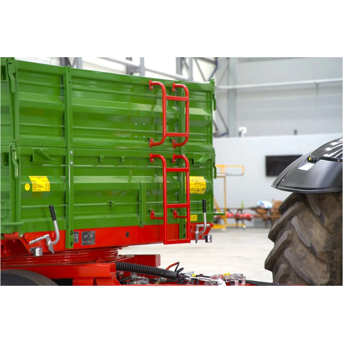 Rimorchio agricolo a due assi da 12 T con cassone ribaltabile