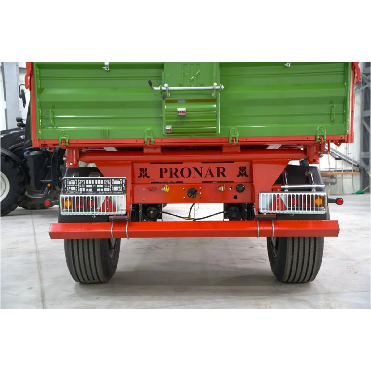 Rimorchio agricolo a due assi da 12 T con cassone ribaltabile