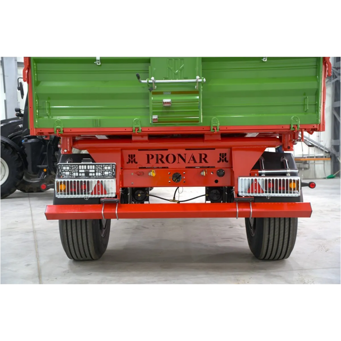 Rimorchio agricolo a due assi da 12 T con cassone ribaltabile