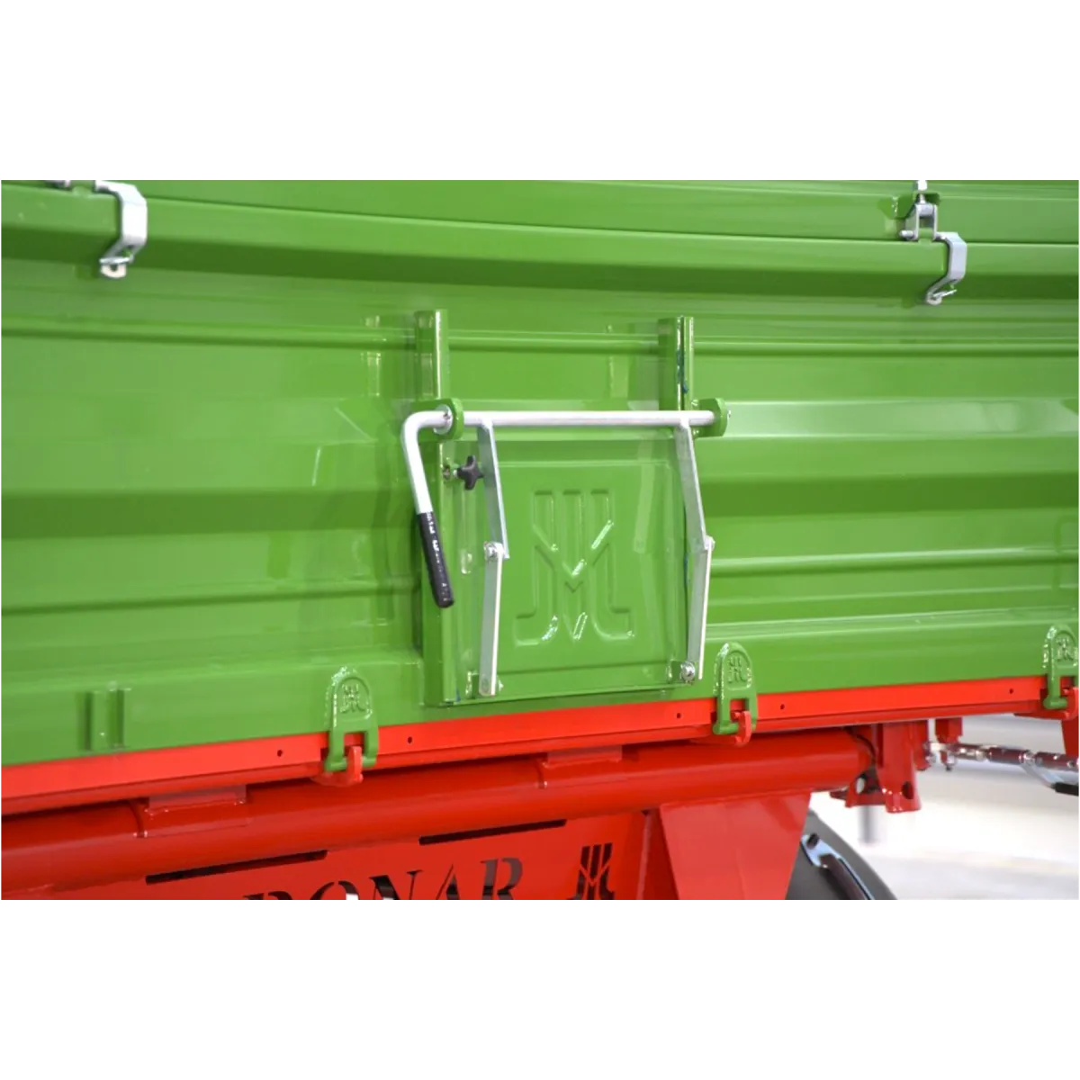 Rimorchio agricolo a due assi da 12 T con cassone ribaltabile