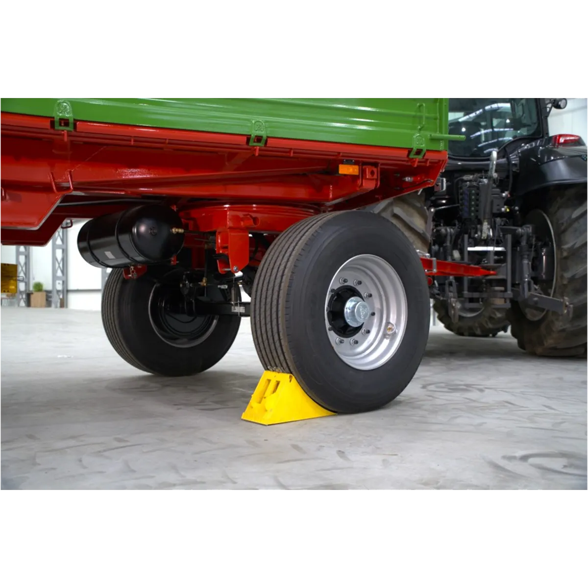 Rimorchio agricolo a due assi da 12 T con cassone ribaltabile