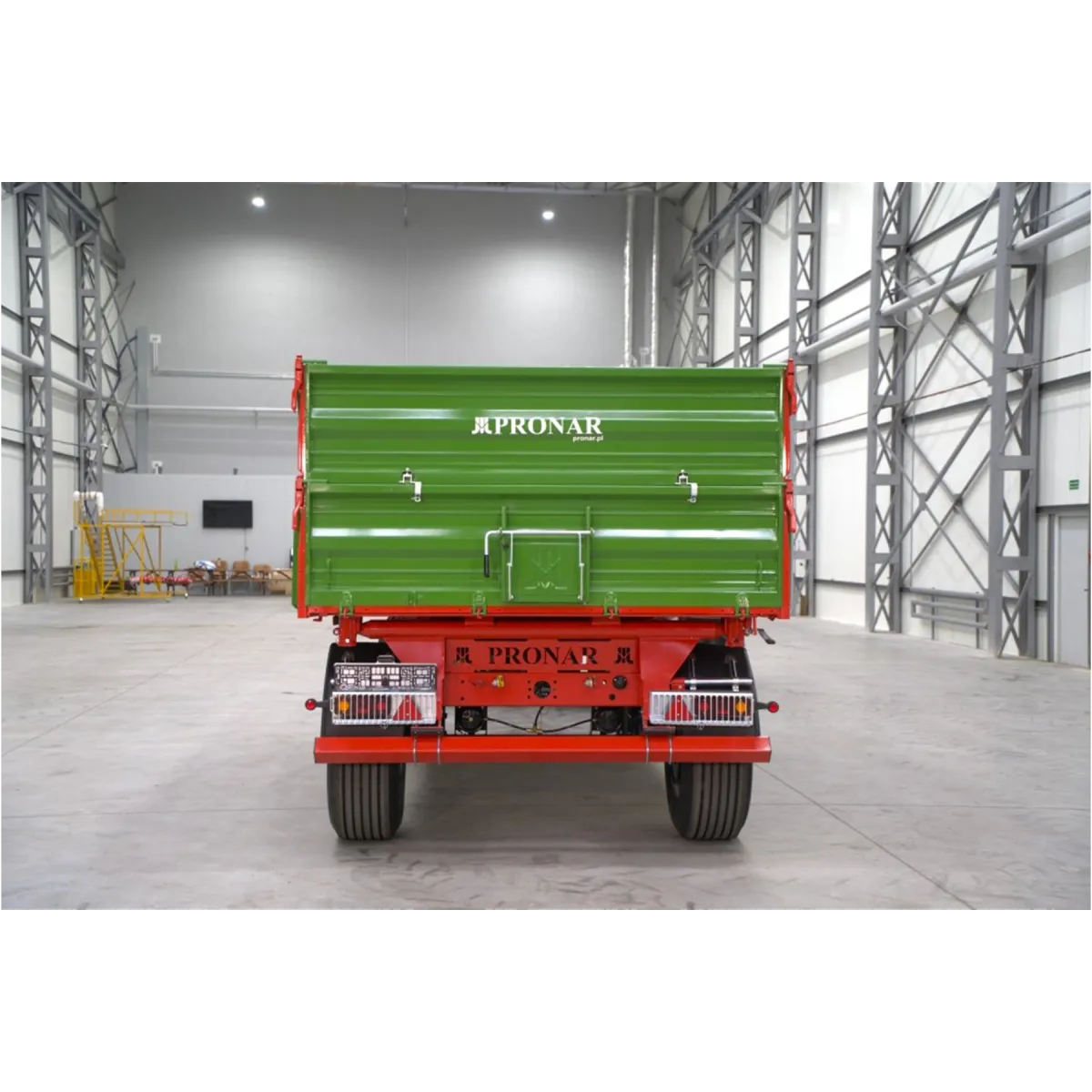 Rimorchio agricolo a due assi da 12 T con cassone ribaltabile