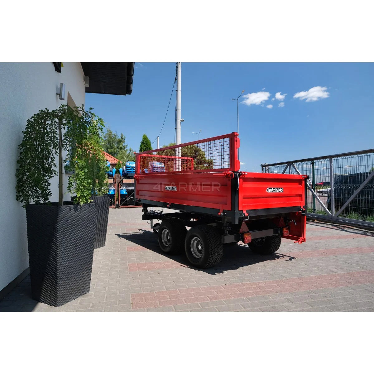 Rimorchio agricolo a 2 assi da 2,5 t con ribaltamento e sovrasponde in rete