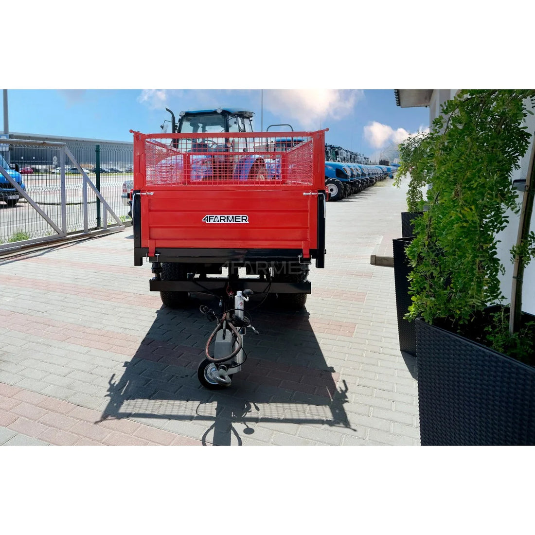 Rimorchio agricolo a 2 assi da 2,5 t con ribaltamento e sovrasponde in rete