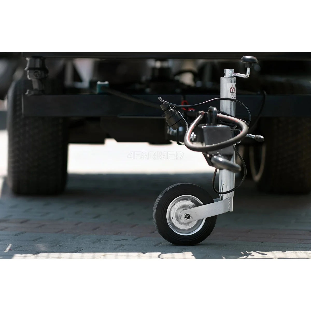 Rimorchio agricolo a 2 assi da 2,5 t con ribaltamento e sovrasponde in rete