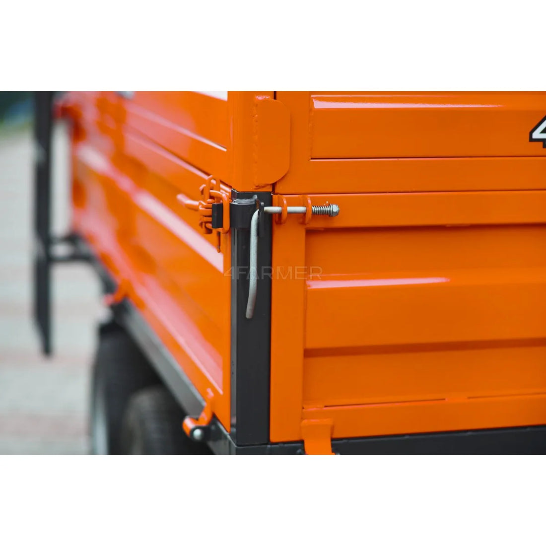 Rimorchio agricolo 2 assi 2,5 T con cassone ribaltabile e prolunghe