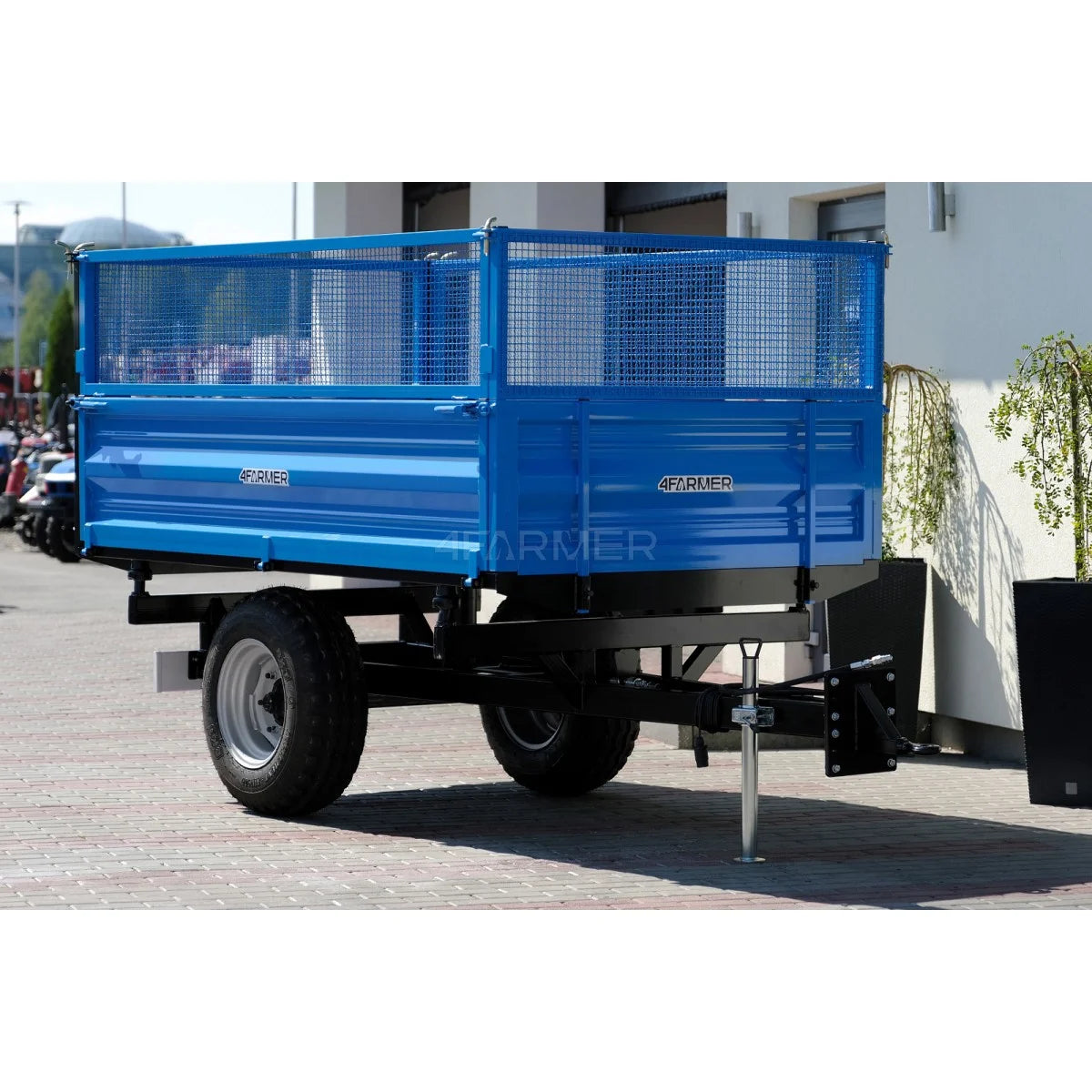Rimorchio agricolo a 1 asse da 2,5 T con cassone ribaltabile e griglie