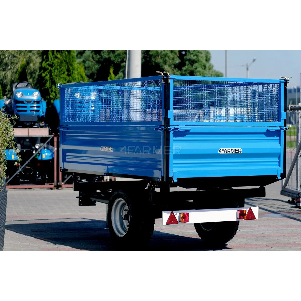 Rimorchio agricolo a 1 asse da 2,5 T con cassone ribaltabile e griglie