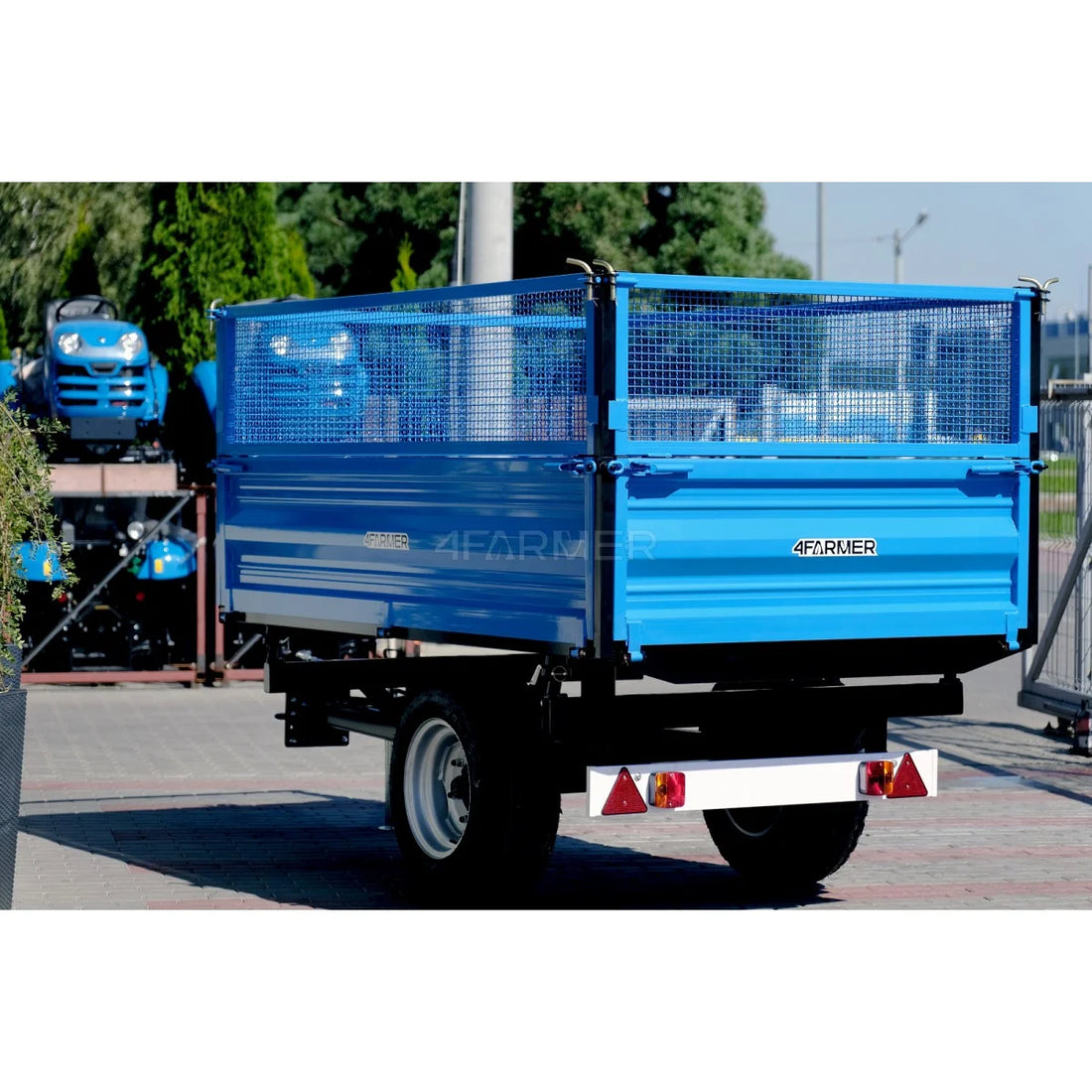 Rimorchio agricolo a 1 asse da 2,5 T con cassone ribaltabile e griglie