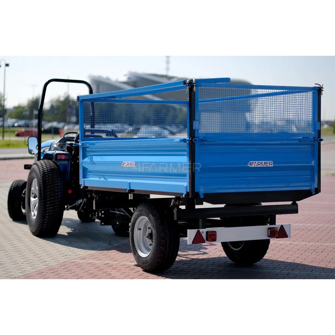 Rimorchio agricolo a 1 asse da 2,5 T con cassone ribaltabile e griglie