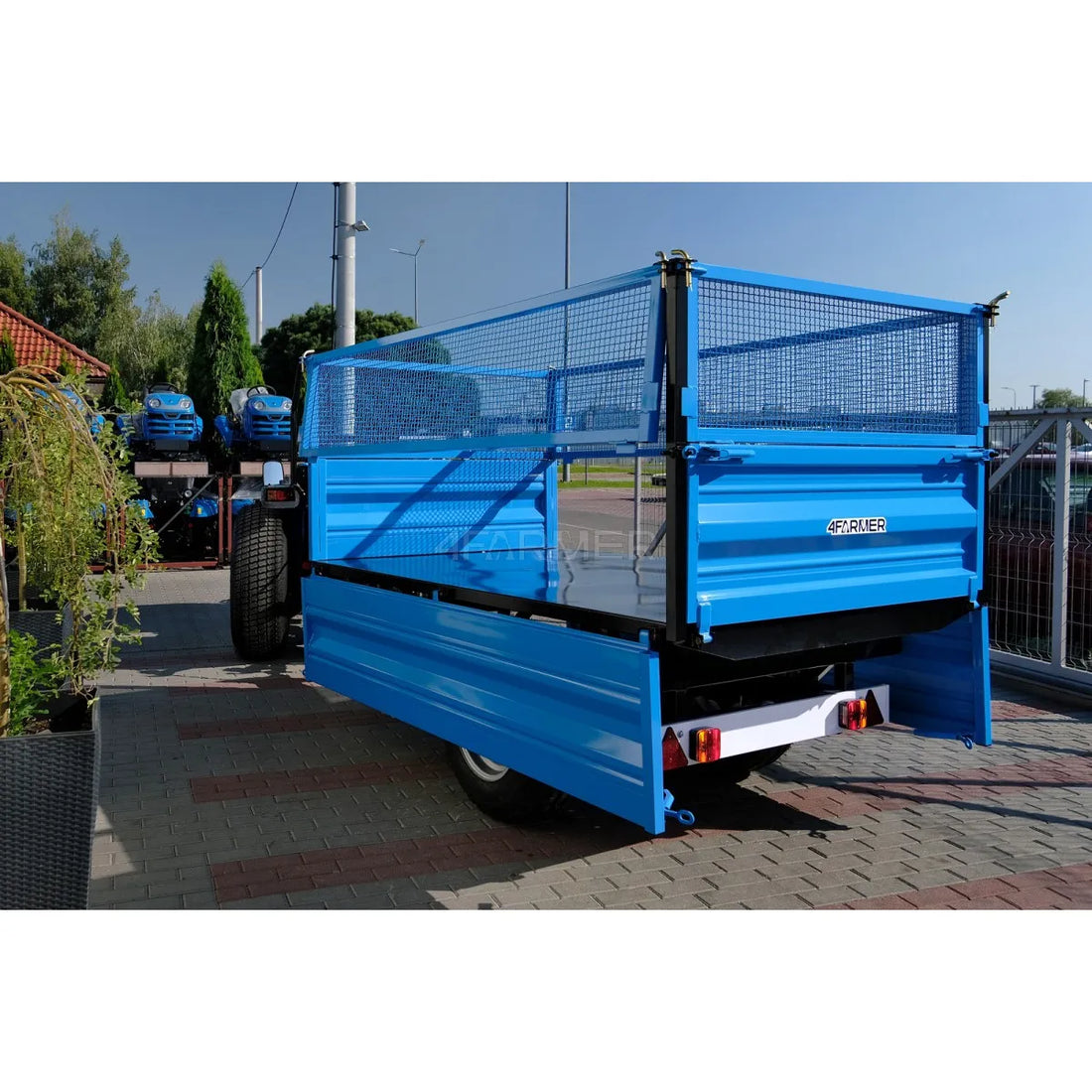 Rimorchio agricolo a 1 asse da 2,5 T con cassone ribaltabile e griglie