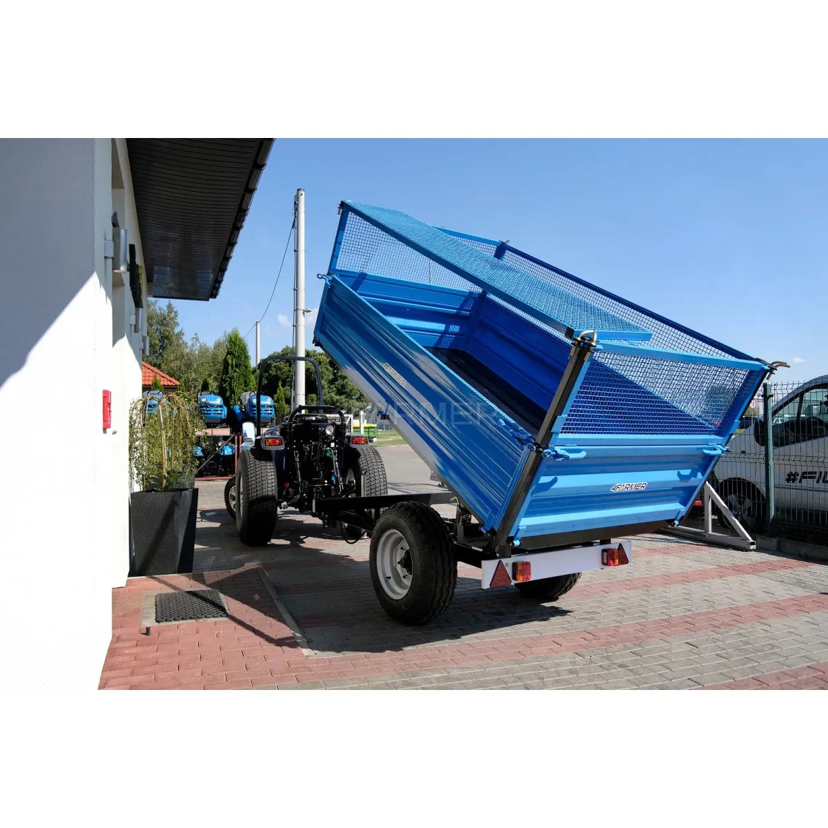 Rimorchio agricolo a 1 asse da 2,5 T con cassone ribaltabile e griglie