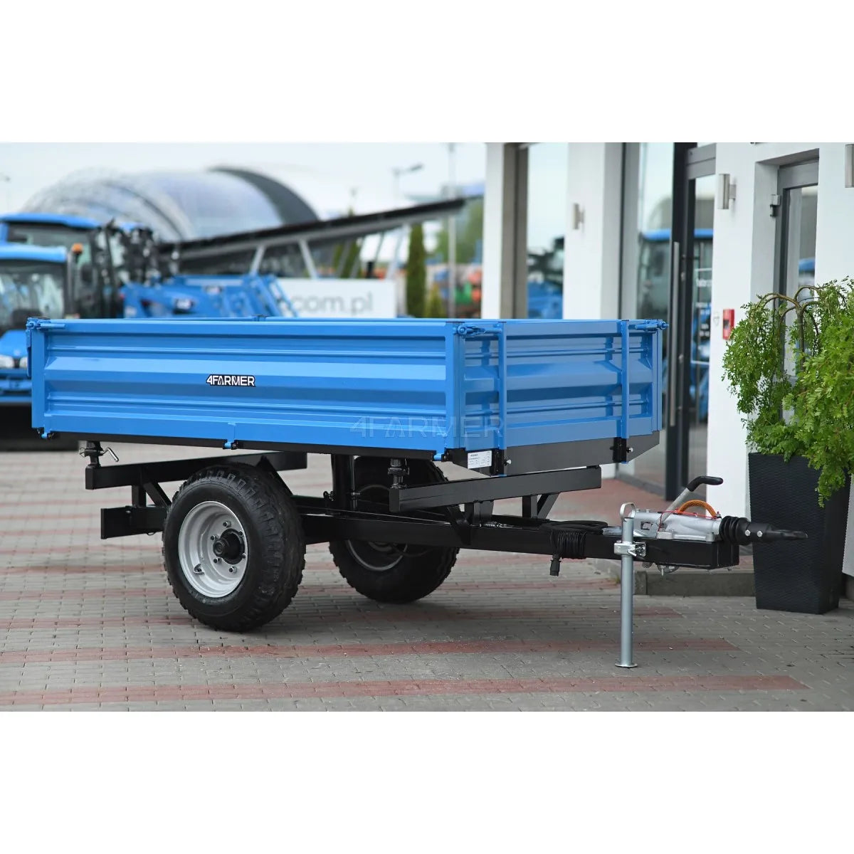 Rimorchio agricolo monoasse 2,5T con ribaltamento e freno a inerzia