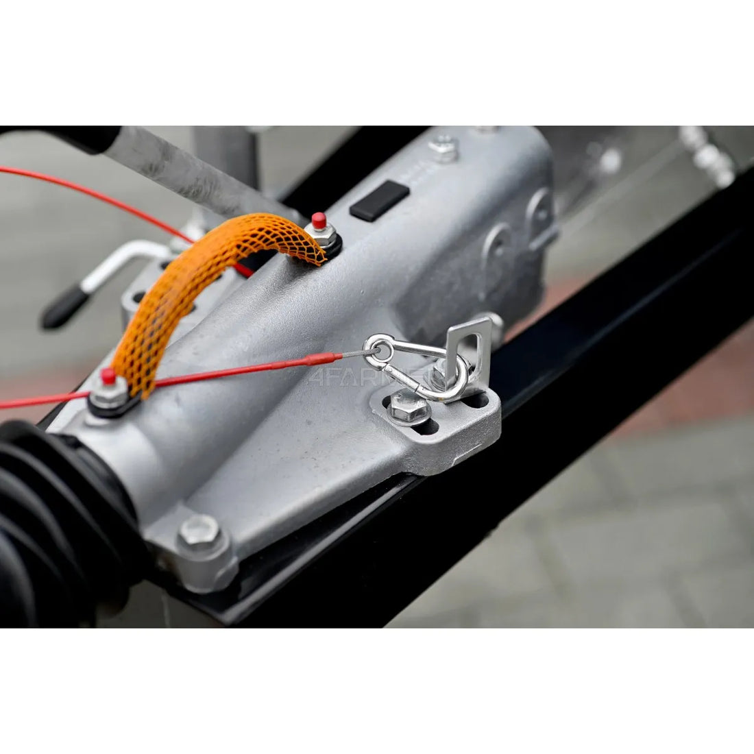 Rimorchio agricolo monoasse 2,5T con ribaltamento e freno a inerzia